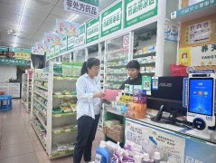 做人员向住户发放宣传页